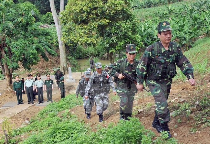 Lực lượng biên phòng hai nước Việt-Trung thực hiện việc tuần tra chung đường biên giới tại vị trí cột mốc 112, xã Bản Lầu, huyện Mường Khương (tỉnh Lào Cai), tháng 5/2015. (Ảnh: Trọng Đức/TTXVN)